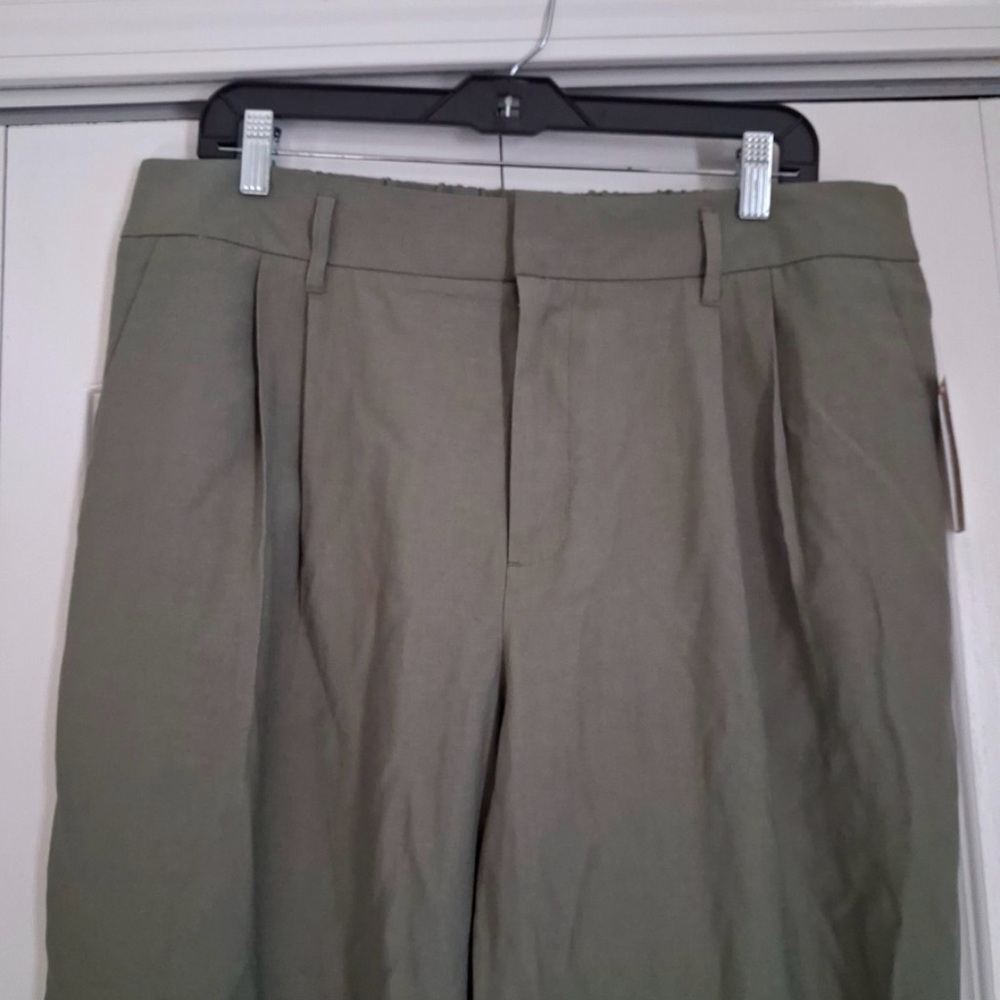 NWT Woman’s green pleated trousers